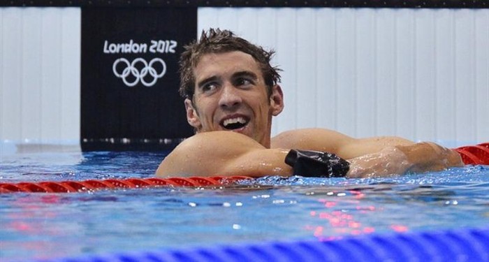 Phelps với chiếc huy chương Vàng ở nội dung 4x200m tiếp sức tự do để trở thành VĐV đoạt nhiều huy chương nhất tại Thế vận hội.